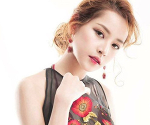 'Hot girl' Chi Pu: ngoài xinh ra còn có những gì?