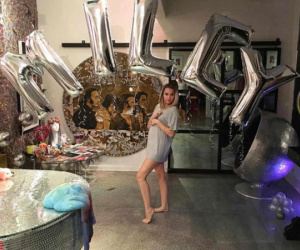 Miley Cyrus bị nghi bầu bí khi lộ bụng to trong ngày sinh nhật