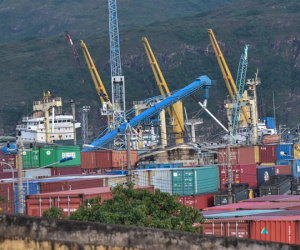 'Nghĩa địa' tàu hàng chìm khiến container chồng chất ở cảng Quy Nhơn