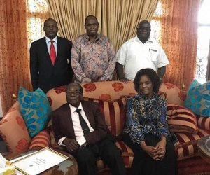 Quân đội Zimbabwe 'dọa' tung hồ sơ mật để buộc Tổng thống Mugabe từ chức