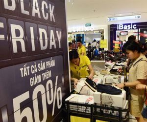 Sài Gòn tràn ngập giảm giá Black Friday, khách vẫn khó mua hàng ưng ý