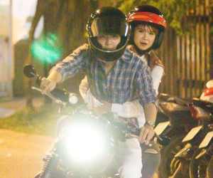 Sau đám cưới, Khởi My và Kelvin Khánh đội mũ bảo hiểm đi motor về nhà