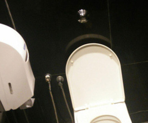 Thiếu niên 15 tuổi bất ngờ sinh con trong toilet khi đi mua sắm với gia đình