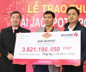 Tỷ phú Vietlott tại Hải Dương lên nhận giải không che mặt