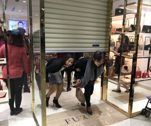 'Vỡ trận' Black Friday: Đóng cửa chối khách, chị em luồn khe chui vào