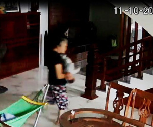 Bố run rẩy khi thấy con gần 5 tháng tuổi bị bảo mẫu đánh, giật lắc