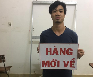 Công Phượng gây xôn xao khi chụp ảnh cạnh bao thuốc lá