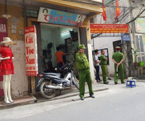 Hà Nội: Bàng hoàng phát hiện người đàn ông treo cổ lơ lửng trên cột điện ở phố Vũ Hữu