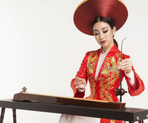 HH Đỗ Mỹ Linh tự tin độc tấu đàn bầu trong phần thi tài năng tại Miss World 2017