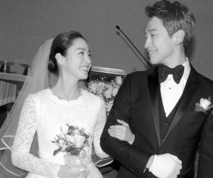 Sau bao ngày chờ đợi, cuối cùng Kim Tae Hee cũng sinh con gái