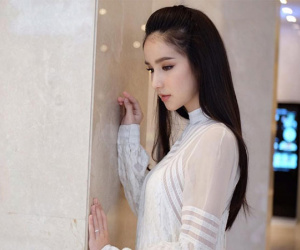 'Thiên thần chuyển giới Thái' khoe lưng trần ở TP HCM