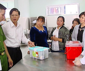 Vụ rau ở bếp ăn trường mầm non dương tính với thuốc bảo vệ thực vật: Do mưa mang chất độc hại đến?