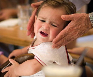 5 chiêu 'lạ đời' có tác dụng làm dịu cơn tức giận, khóc lóc của trẻ chỉ trong vài giây