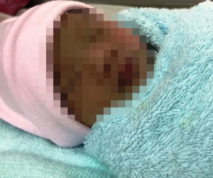 Bé gái sơ sinh còn nguyên dây rốn bị bỏ rơi bên bờ suối