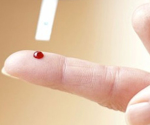 Chích máu đầu ngón tay điều trị đột quỵ chỉ là trò lừa bịp