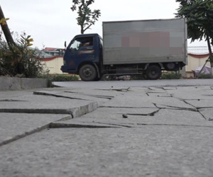 Đá lát vỉa hè 'tuổi thọ 70 năm' vỡ nát do bị đi lên khi vừa thi công