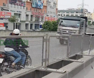 Hai cô gái đi xe máy ngược chiều ở đường Vành đai 3 trên cao