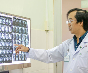 Người đàn ông bị xương cá đâm thủng ruột thừa