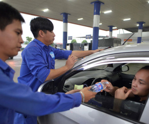 "Cây xăng Việt" đã cúi chào, tặng nước miễn phí cho khách trước cả khi "cây xăng Nhật" đến Hà Nội