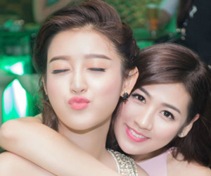 Đăng status lạ, cư dân mạng đặt nghi vấn Tú Anh đang "hả hê" trước thất bại của Huyền My