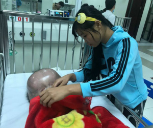 Mẹ của bé trai sinh ra có đầu to như quả bóng: "Chồng và gia đình chồng đều bỏ mẹ con tôi"