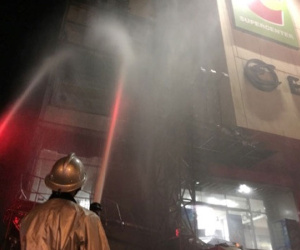Lửa bao trùm quán trà sữa ở Hồ Gươm Plaza, đồ đạc cháy thành tro