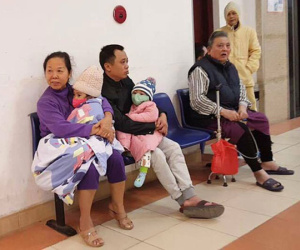 Hà Nội: Không kịp mặc áo ấm, người dân vội vàng ôm con tháo chạy khỏi tòa nhà 17 tầng đang bốc cháy
