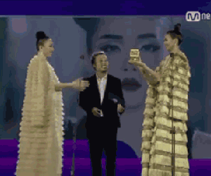 Trên sân khấu MAMA 2017 tại Việt Nam, bỗng xuất hiện toà tháp đôi Petronas bằng người thật...