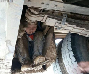 Xót xa 2 bé trai lấm lem bùn đất, trốn dưới gầm xe khách suốt quãng đường 90km vì muốn gặp bố mẹ