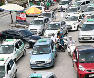 Bệnh viện Bạch Mai 'trần tình' về vụ taxi độc quyền trong bệnh viện