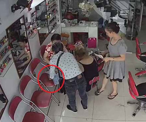 Clip: Thanh niên làm "ảo thuật" cuỗm điện thoại trước mặt 3 cô gái