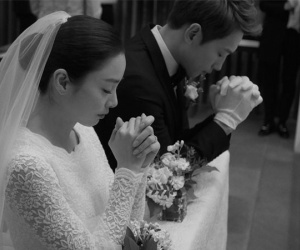 Đám cưới sao nữ hàng đầu Hàn Quốc, người rót tiền tỷ người chọn giản dị đơn sơ