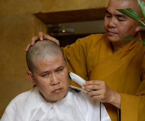 Diễn viên Phước Sang xuống tóc khi ba qua đời