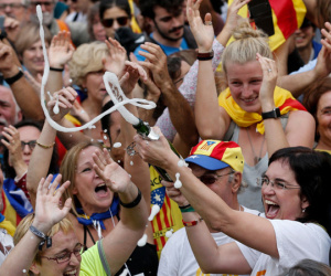 Người Catalonia vỡ òa khi chính quyền tuyên bố độc lập