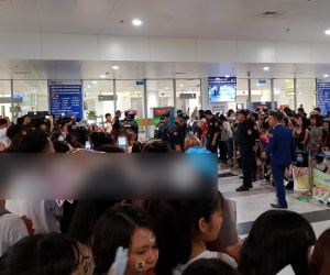 Nóng: Lee Kwang Soo xuất hiện chớp nhoáng trong sự chào đón cực sung của hàng ngàn fan Việt tại Nội Bài