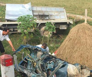 Ôtô khách tông trực diện khiến tài xế xe tải tử vong