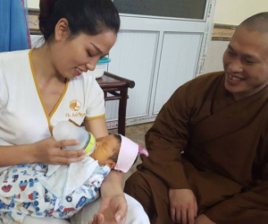 Video: Bé sơ sinh bị bỏ rơi sau tượng phật cùng lá thư nhờ nuôi hộ