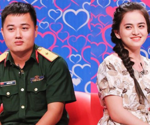 Bạn muốn hẹn hò: Cô gái xinh đẹp đòi hôn anh chàng thiếu úy ngay trên sân khấu