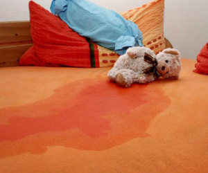 Mách mẹ cách xử lý triệt để vết ố và mùi khai do nước tiểu của trẻ trên chăn đệm