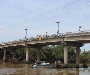 Sà lan 300 tấn chở cát bị chìm, vợ chồng tài công mất tích