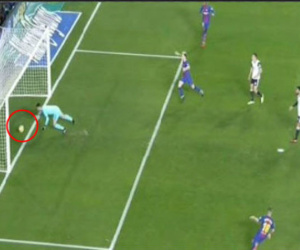 Video: Bàn thắng bị từ chối của Messi trong trận hòa Valencia