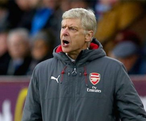 Wenger bảo vệ trọng tài sau quả penalty phút cuối