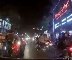 Nam thanh niên đánh tới tấp người đàn ông trung tuổi sau va chạm khiến nhiều người bức xúc