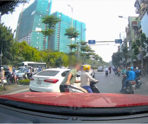 Nhân chứng kể lại vụ ông Tây lôi 'ninja' và xe máy vào vỉa hè: Cô gái vượt đèn đỏ, bị CSGT bắt sau đó ngồi giữa đường lấy điện thoại quay clip