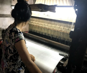 'Ở đây cũng bán lụa Tàu à?': Dân làng lụa Vạn Phúc bức xúc