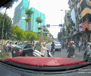 Ông Tây nhấc bổng, lôi người phụ nữ và xe máy vào lề đường: Tôi không thể hiểu được những "ninja" ở Việt Nam