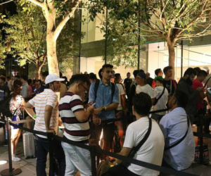Video: Người Việt tranh cướp chỗ mua iPhone 7 trong đêm ở Singapore