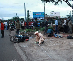 2 thanh niên ngã xe chết bên đường lúc rạng sáng