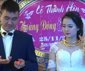 Cặp đôi được tặng nhiều vàng trong ngày cưới đến nỗi đủ mở cả tiệm trang sức