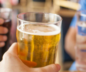 Trước khi uống bia rượu, nam giới hãy đọc kỹ 4 lời khuyên giảm tác hại này